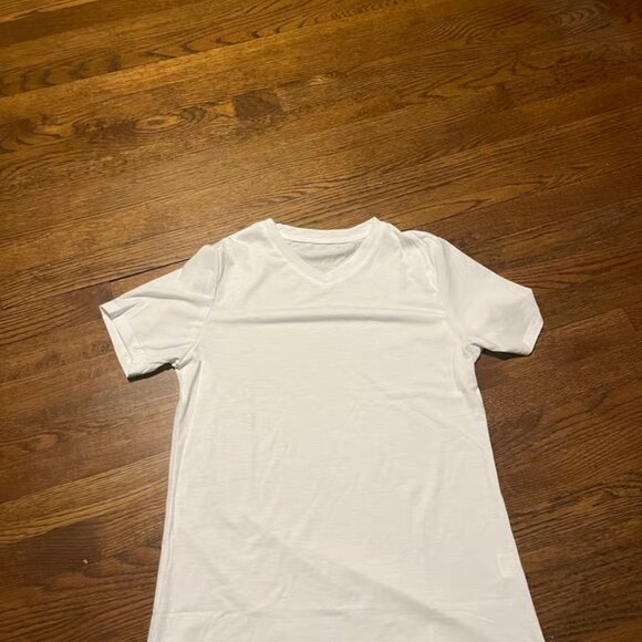 Amazon Basics White V-Neck T-Shirt- NWT - Picture 2 of 3